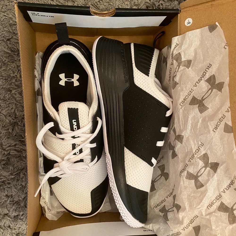 Make an offer! NWT UA Team Showstopper 2.0